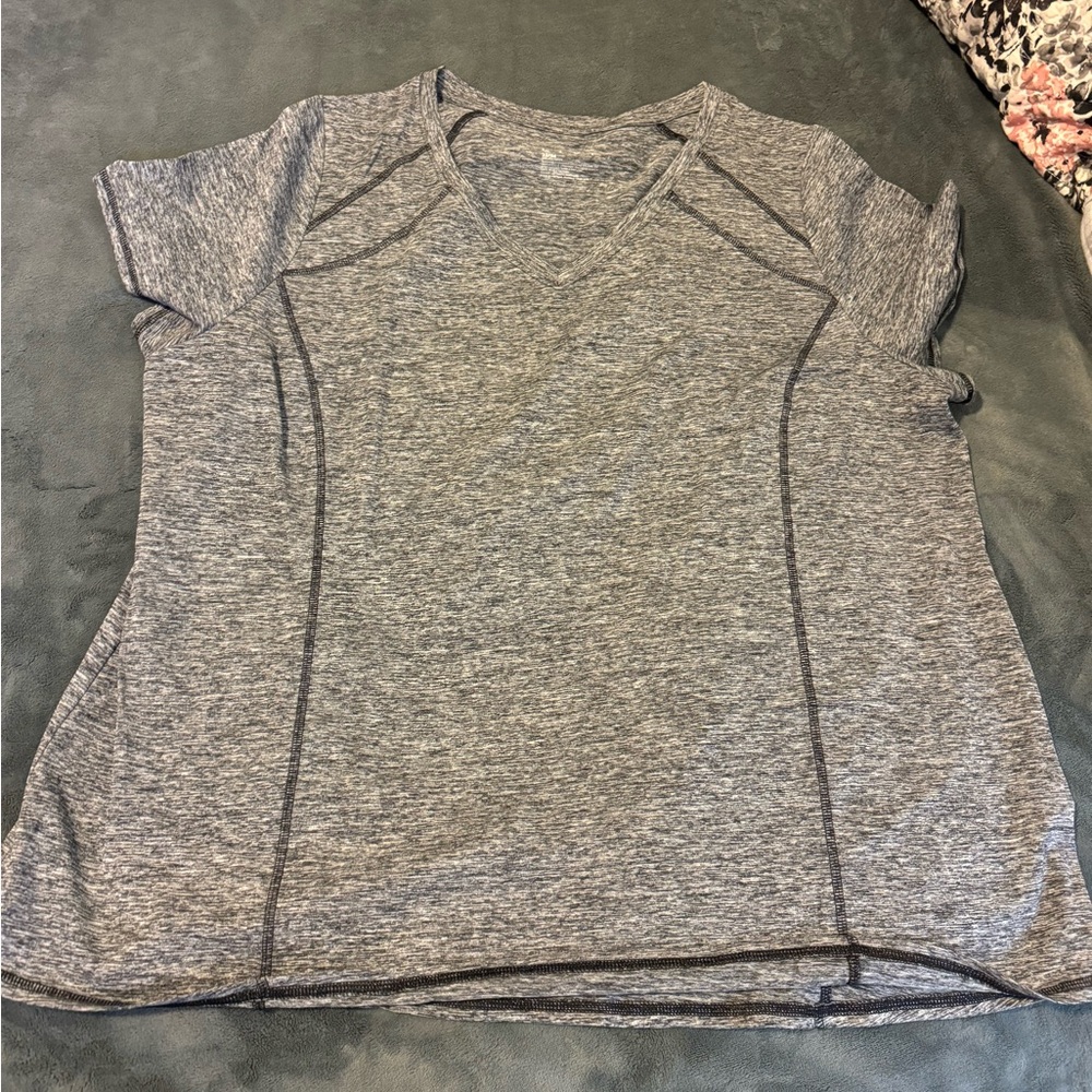 LIVI athletic shirt